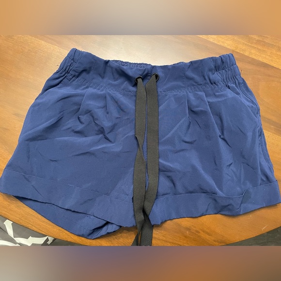 Lululemon | Spring Break-A-Way Shorts- 4 - Picture 4 of 5